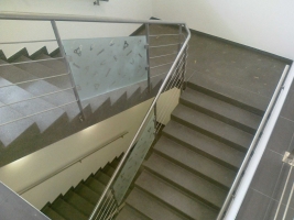 Lite schody odesta s mosaznymi prvky